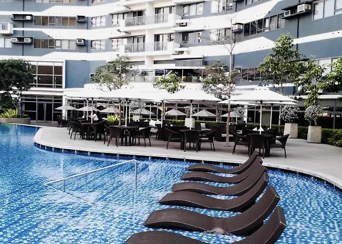 Queen Bedroom, Pool, Gym & Amazing View Makati Manila