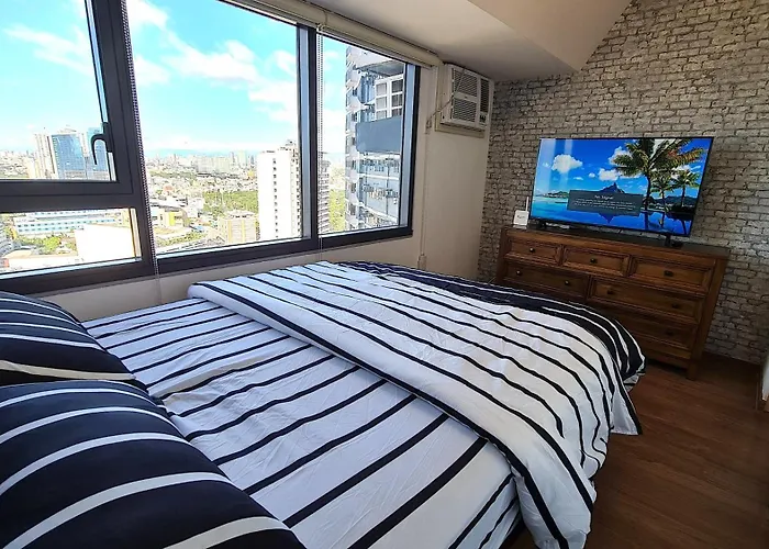 Queen Bedroom, Pool, Gym & Amazing View Makati Manila