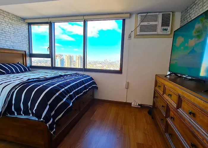 Queen Bedroom, Pool, Gym & Amazing View Makati Manila